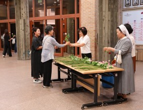 성모의 밤 사진 올립니다.추가 사진은 네이버카페 빛사모 목동성당 사진첩에서 감상하실 수 있습니다. 카페주소&nbsp;https://cafe.naver.com/mtcpic